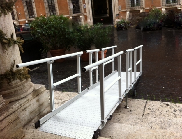 Rampa mobile a ponte installata a Roma