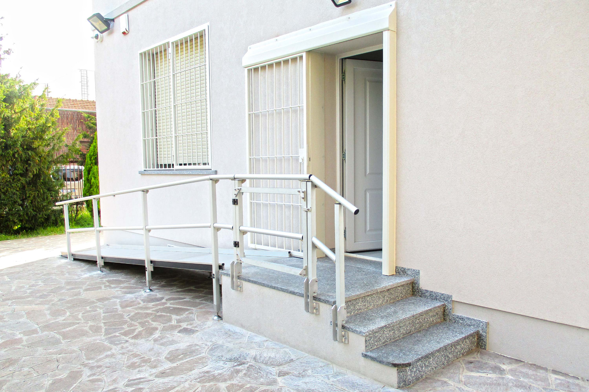 Rampa esterna per villetta con corrimano