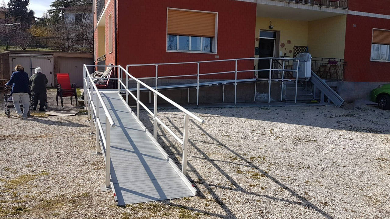 Rampa lunga con parapetto per accesso residenziale